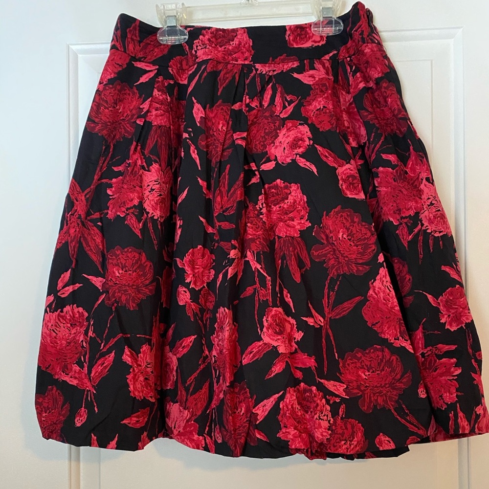 New York & Company Red & Black Bubble Hem Skirt with Floral Print in Size 4